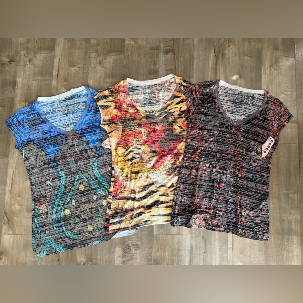 Lot of 3 NEW Awake Couture Los Angeles‎ V-Neck Shirt Short Sleeve Women Medium